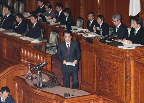 Photograph of the Prime Minister at the plenary session of the House of Councillors delivering an address on the resolution
