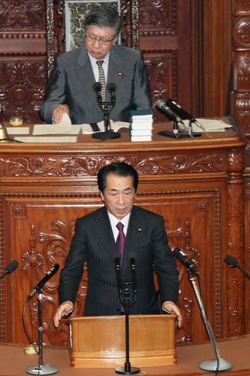 Photograph of the Prime Minister at the plenary session of the House of Representatives delivering an address on the resolution 1