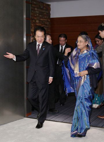 Photograph of Prime Minister Kan heading to the summit meeting venue with Prime Minister Sheikh Hasina of the People's Republic of Bangladesh