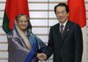 Photograph of Prime Minister Kan shaking hands with Prime Minister Sheikh Hasina of the People's Republic of Bangladesh