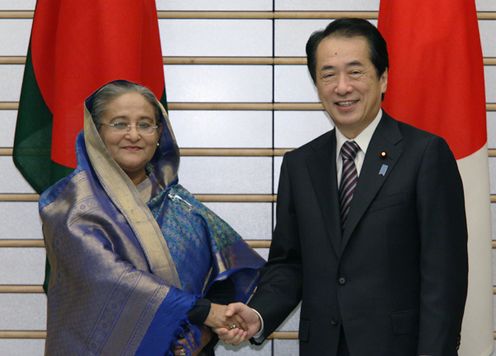 Photograph of Prime Minister Kan shaking hands with Prime Minister Sheikh Hasina of the People's Republic of Bangladesh