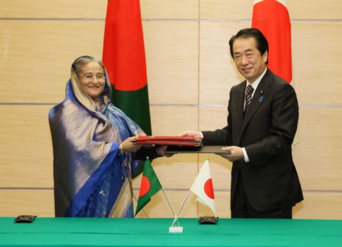 Photograph of Prime Minister Kan exchanging the joint statement with Prime Minister Sheikh Hasina of the People's Republic of Bangladesh