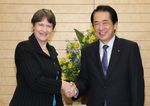 Photograph of Prime Minister Kan shaking hands with Administrator of the UNDP Helen Clark