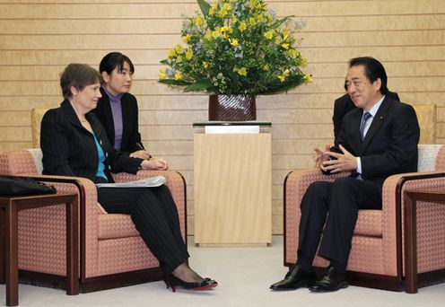 Photograph of Prime Minister Kan holding talks with Administrator of the UNDP Helen Clark