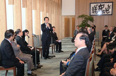 Photograph of the Prime Minister delivering an address during the courtesy call by members of the Japan-Korea Parliamentarians' Union and the Korea-Japan Parliamentarians' Union 1