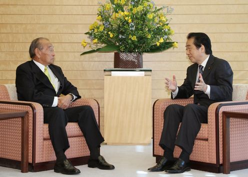 Photograph of the Prime Minister holding talks with Governor Nakaima of Okinawa Prefecture 2