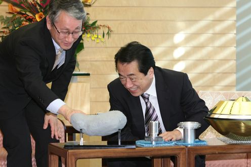 Photograph of the Prime Minister enjoying conversation with Professor Kawaguchi of JAXA 3