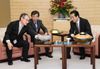 Photograph of the Prime Minister enjoying conversation with Professor Kawaguchi of JAXA 4