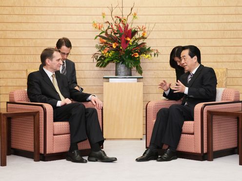 Photograph of Prime Minister Kan holding talks with Presidential Executive Office Chief Naryshkin