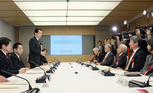 Photograph of the Prime Minister delivering an address at a meeting of the Council for Science and Technology Policy 2