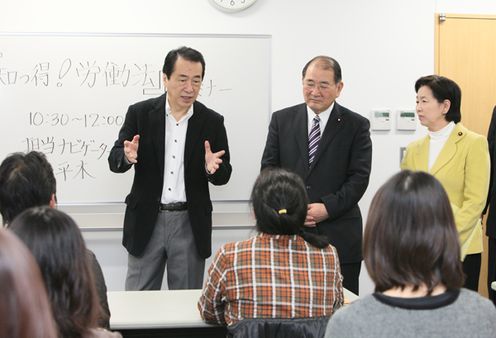 Photograph of the Prime Minister visiting an employment support seminar