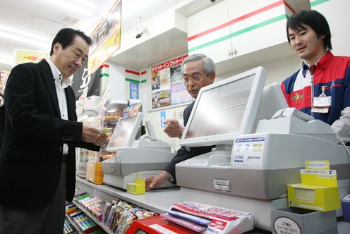 Photograph of the Prime Minister visiting a convenience store