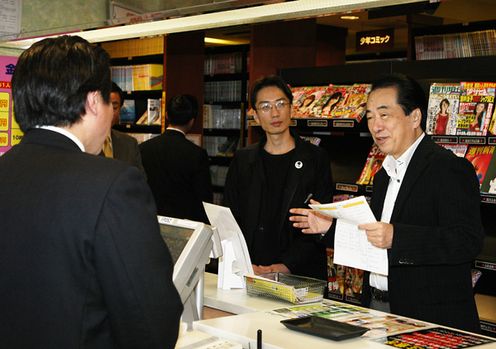 Photograph of the Prime Minister visiting an Internet cafe