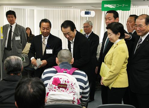 Photograph of the Prime Minister visiting a consultation section at a 