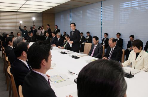 Photograph of the Prime Minister giving instructions at the Ministerial Meeting Concerning Measures Against Crime 3