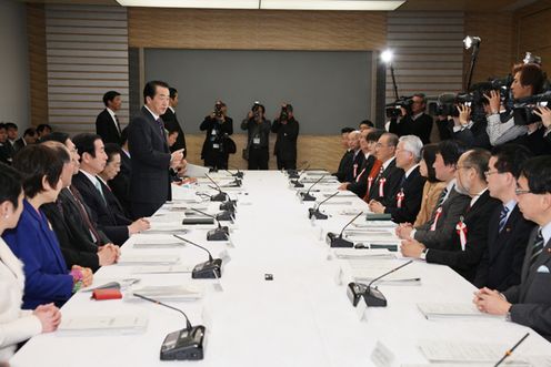 Photograph of the Prime Minister delivering an address at the meeting of the Intellectual Property Strategy Headquarters 2