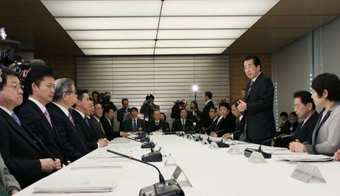Photograph of the Prime Minister attending the meeting of the Ministerial Council on Monthly Economic Report and Other Relative Issues 1