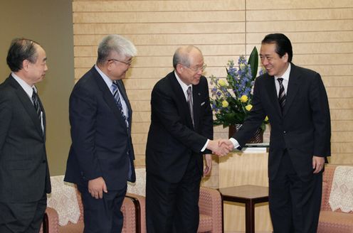 Photograph of the Prime Minister receiving a courtesy call from Dr. Noyori, Chair of the Council for Science and Technology, and others
