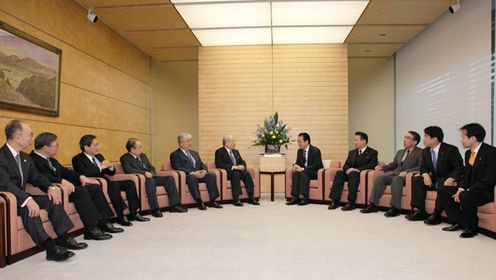 Photograph of the Prime Minister holding talks with Dr. Noyori, Chair of the Council for Science and Technology, and others 2