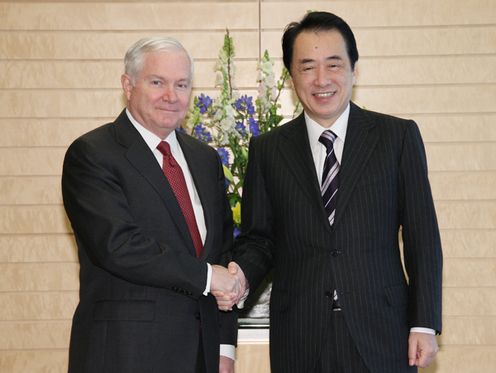 Photograph of Prime Minister Kan shaking hands with US Secretary of Defense Gates 1