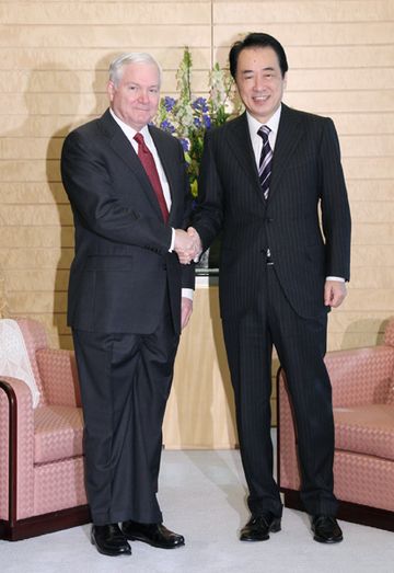 Photograph of Prime Minister Kan shaking hands with US Secretary of Defense Gates 2