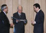 Photograph of the Prime Minister enjoying conversation with Dr. Suzuki and Dr. Negishi 1