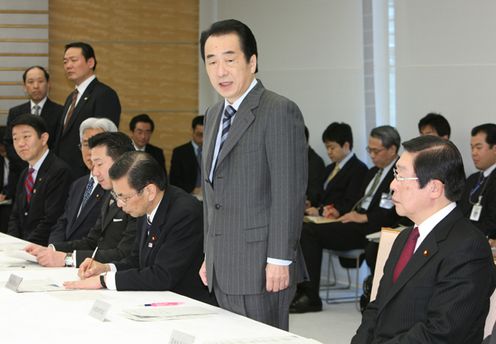 Photograph of the Prime Minister delivering an address at the meeting of the Headquarters for Countermeasures against Avian Influenza