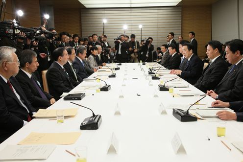Photograph of the Prime Minister delivering an address at the meeting of the Council on the Realization of the New Growth Strategy 3