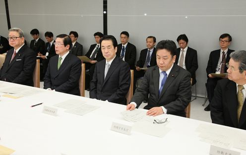Photograph of the Prime Minister delivering an address at the meeting of the Headquarters for Countermeasures against Avian Influenza 2