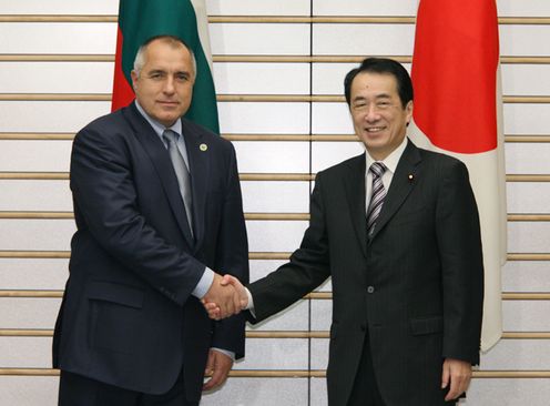 Photograph of Prime Minister Kan shaking hands with Prime Minister Borissov of the Republic of Bulgaria