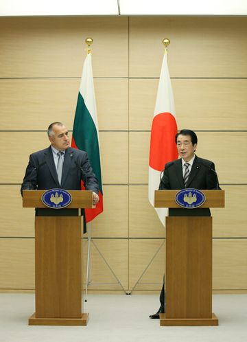 Photograph of the Japanese and Bulgarian Prime Ministers at a joint press announcement