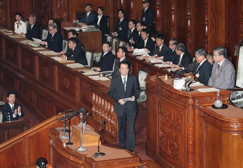 Photograph of the Prime Minister about to deliver a policy speech at the plenary session of the House of Representatives