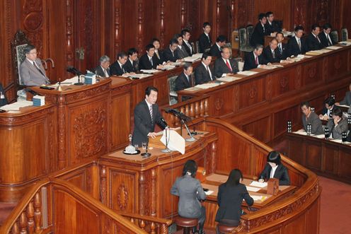 Photograph of the Prime Minister delivering a policy speech at the plenary session of the House of Representatives 1