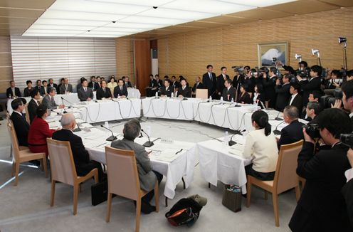 Photograph of the Prime Minister delivering an address at the meeting of the Council on the Promotion of 