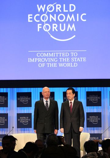 Photograph of Prime Minister Kan meeting with Executive Chairman Schwab before delivering a special message