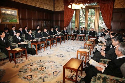Photograph of the Prime Minister delivering an address at the Ministerial Meeting on the Mount Kirishima (Shinmoe-dake) Eruption 1