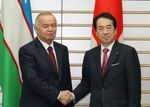 Photograph of Prime Minister Kan shaking hands with President Karimov of Uzbekistan