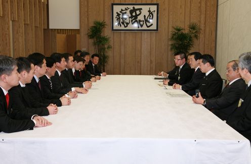 Photograph of the Prime Minister receiving a courtesy call from a delegation of members of the State Great Hural of Mongolia 2