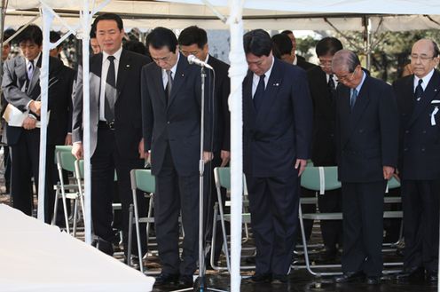 Photograph of the Prime Minister offering a silent prayer at the Handover Ceremony for the Remains of the War Dead in Ioto
