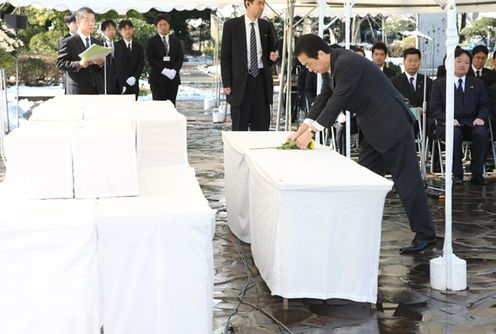 Photograph of the Prime Minister offering a flower at the Handover Ceremony for the Remains of the War Dead in Ioto