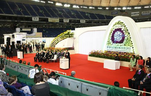Photograph of the Prime Minister delivering an address at the opening ceremony of the Japan Grand Prix International Orchid Festival 2011 2