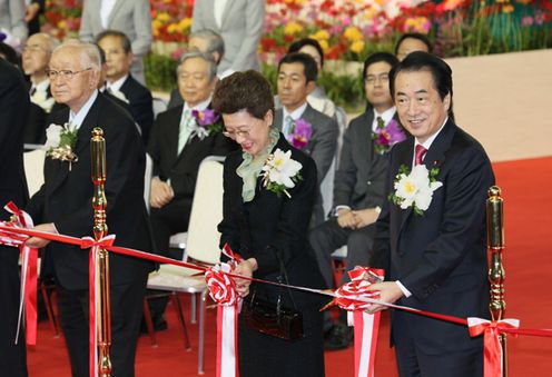 Photograph of the Prime Minister taking part in the ribbon cutting at the opening ceremony of the Japan Grand Prix International Orchid Festival 2011