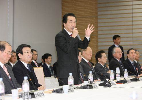 Photograph of the Prime Minister delivering an address at the Council for Intensive Discussion on Social Security Reform 1