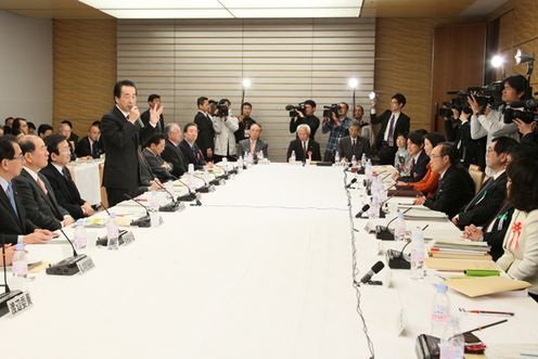 Photograph of the Prime Minister delivering an address at the Council for Intensive Discussion on Social Security Reform 2