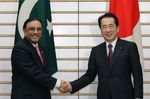 Photograph of Prime Minister Kan shaking hands with President Zardari of Pakistan