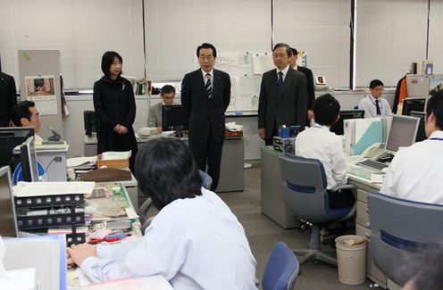Photograph of the Prime Minister giving encouragement to the MOFA staff 1