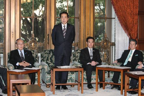 Photograph of the Prime Minister delivering an address at the meeting of the Headquarters for Response to the New Zealand Earthquake 1