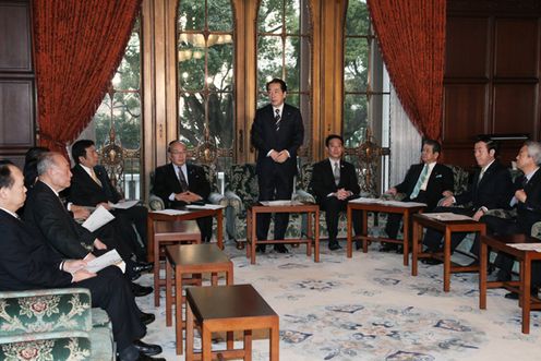 Photograph of the Prime Minister delivering an address at the meeting of the Headquarters for Response to the New Zealand Earthquake 2