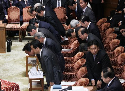 Photograph of the Prime Minister bowing after the passage of the bills at the meeting of the Budget Committee of the House of Representatives