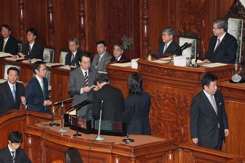 Photograph of the Prime Minister voting at the Plenary Session of the House of Representatives